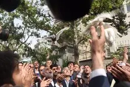 کبوتر هوا کردن یکی از ثبت‌ نام کنندگان انتخابات!/عکس