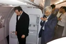 نماز خواندن جلیلی و عراقچی در هواپیما/عکس