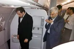 نماز خواندن جلیلی و عراقچی در هواپیما/عکس
