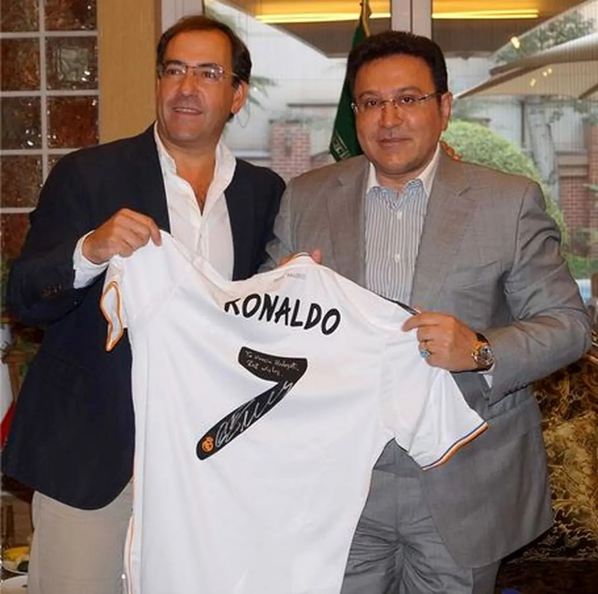 پیراهن امضا شده رونالدو برای حسین هدایتی/ عکس