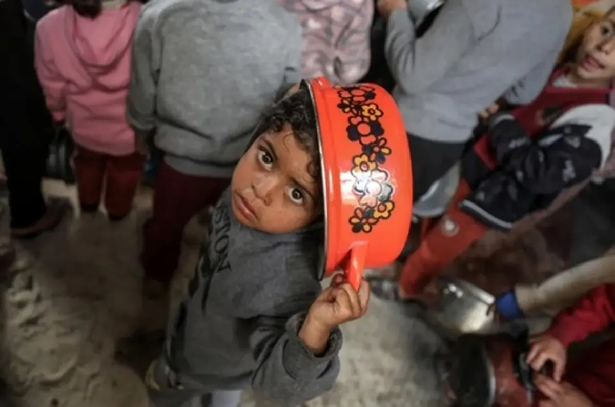 عکسی زیبا و باحال از صف توزیع غذای رایگان در نوار غزه