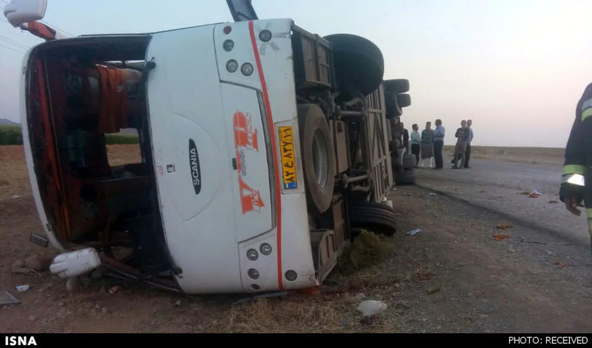 13 مصدوم در واژگونی مینی‌بوس/عکس