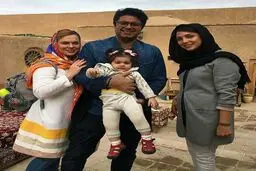تصویری از خواننده آهنگ ماه و ماهی در کنار همسر و دخترش