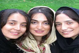 نگار جواهریان در کنار خواهرانش