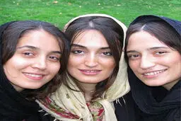 نگار جواهریان در کنار خواهرانش