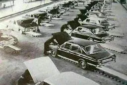 تصویر کمتر دیده شده از خط تولید پیکان در دهه ٤٠