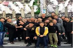 عزاداری ظهر عاشورای علیرضا منصوریان با بچه محل‌هایش/ عکس