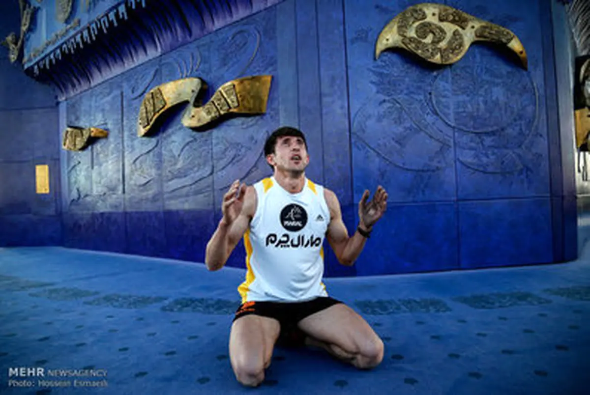 تصاویر رکوردزنی بالا رفتن از پله‌های برج میلاد