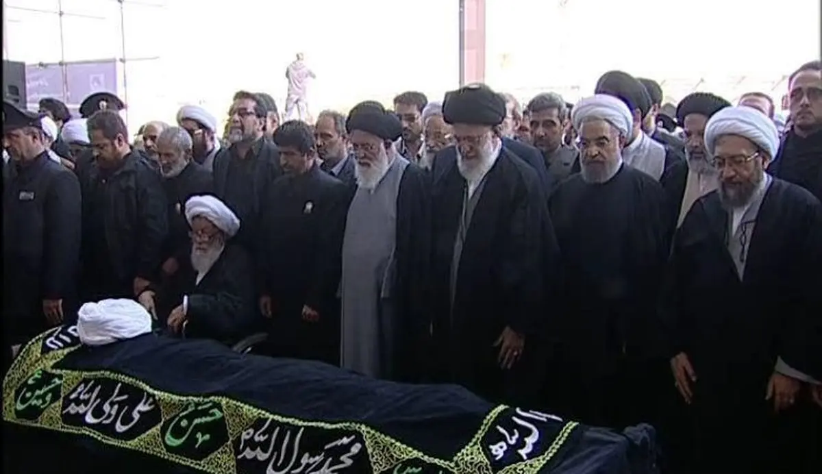 لحظه اقامه نماز رهبری بر پیکر آیت الله واعظ طبسی/عکس