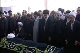 لحظه اقامه نماز رهبری بر پیکر آیت الله واعظ طبسی/عکس