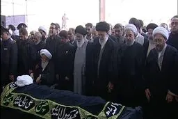 لحظه اقامه نماز رهبری بر پیکر آیت الله واعظ طبسی/عکس