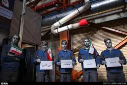 حمایت جالب کارگران از برجام/ عکس