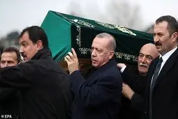 تصویر جالب از اردوغان در تشییع جنازه / عکس