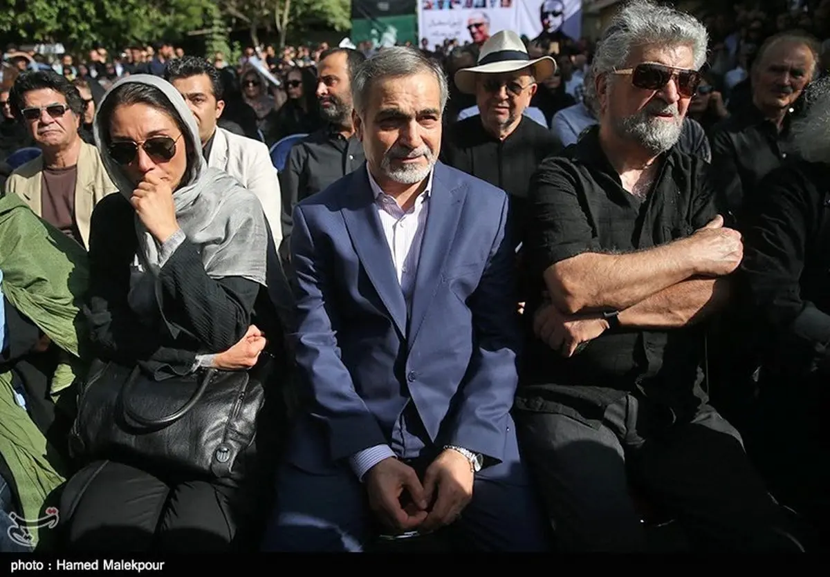 حسین فریدون در مراسم تشییع کیارستمی/ عکس
