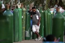 عکسی جذاب از صف پُر کردن کپسول‌های خالی اکسیژن برای بیماران کرونایی