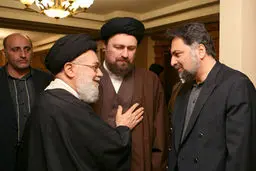 مهدی هاشمی و موسوی خوئینی‌ها در منزل صادق طباطبائی/عکس