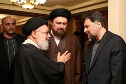 مهدی هاشمی و موسوی خوئینی‌ها در منزل صادق طباطبائی/عکس