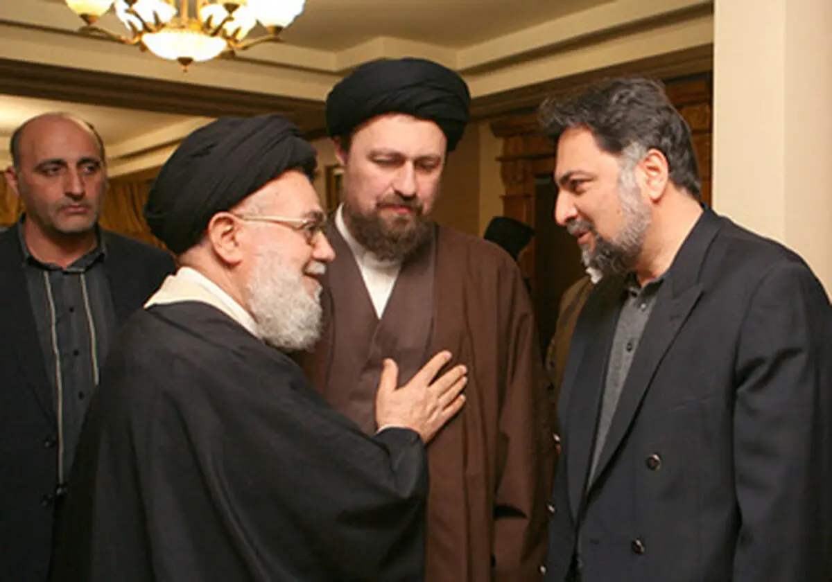 مهدی هاشمی و موسوی خوئینی‌ها در منزل صادق طباطبائی/عکس