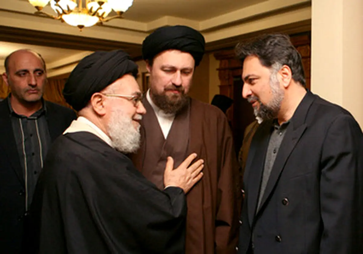 مهدی هاشمی و موسوی خوئینی‌ها در منزل صادق طباطبائی/عکس