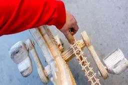 خلاقیت در ساخت دوچرخه‌ای از جنس چوب / تصاویر