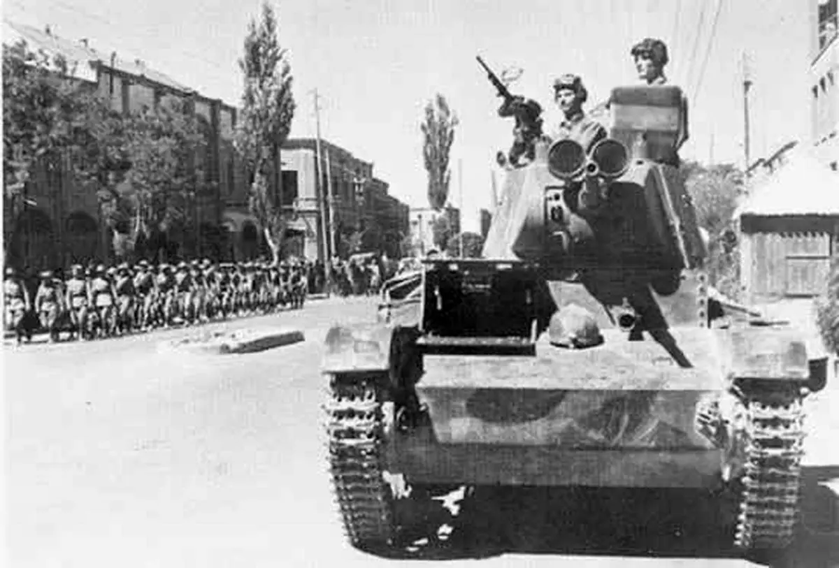 رژه تانکهای روسی در شهر تبریز/ عکس