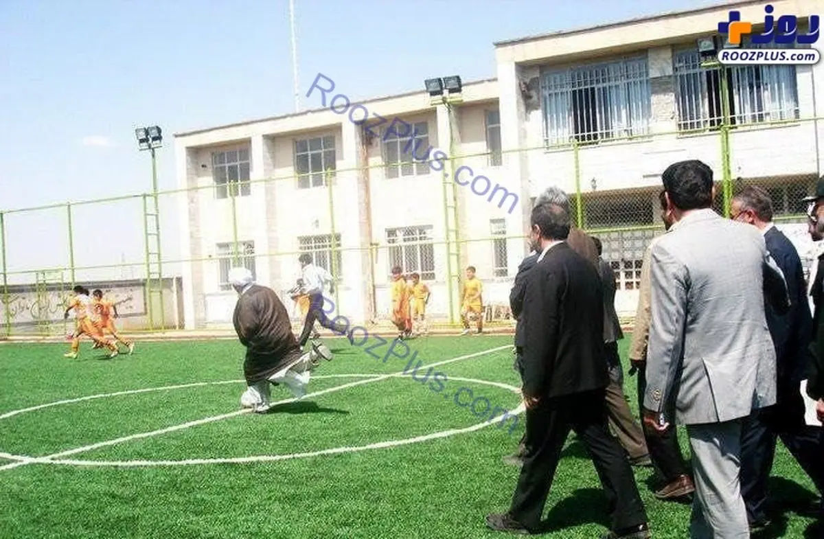 فوتبال بازی کردن یک روحانی با لباس روحانیت!/عگس