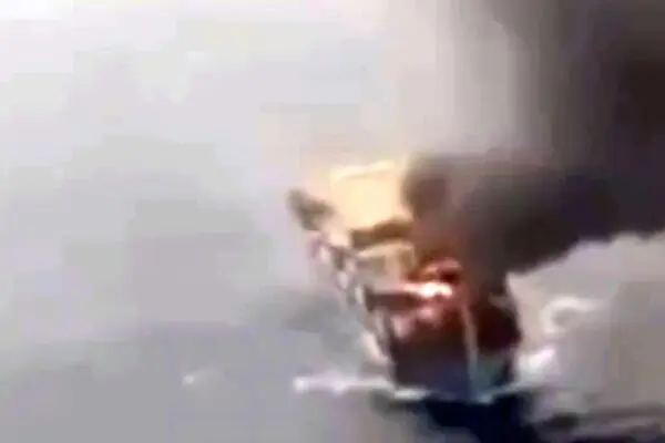 یک کشتی غول پیکر با 2500 کانتینر در تنگه هرمز غرق شد