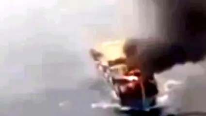 ببینید کشتی در حال سوختن در تنگه هرمز