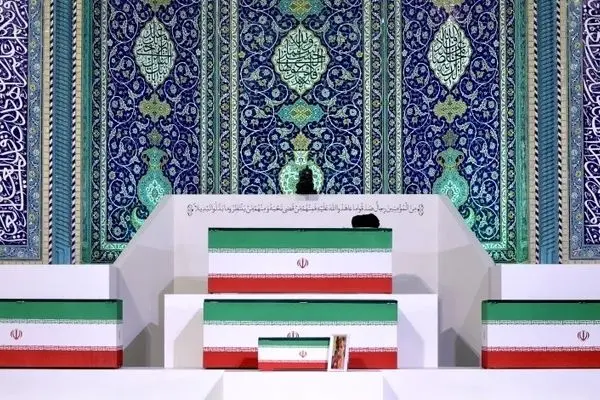 ادای احترام حدادعادل و مقامات کشور به پیکر رهبر شهید