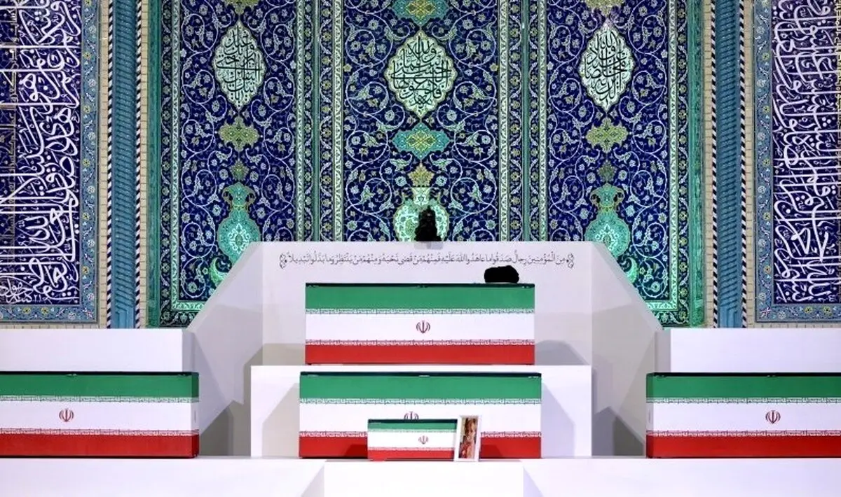ادای احترام حدادعادل و مقامات کشور به پیکر رهبر شهید