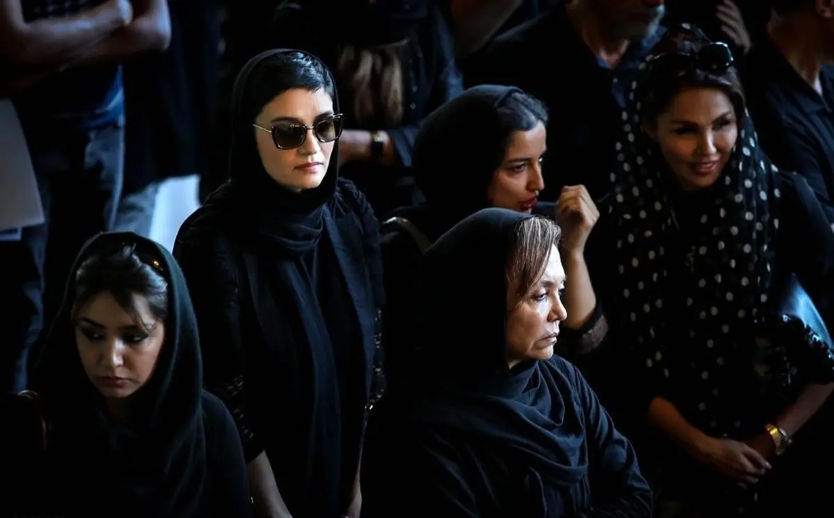 میترا حجار در مراسم تشییع پیکر مدیا کاشیگر/عکس