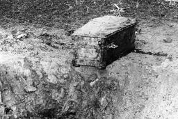 تابوت چارلی چاپلین بعد از نبش قبر توسط سارقین/ عکس