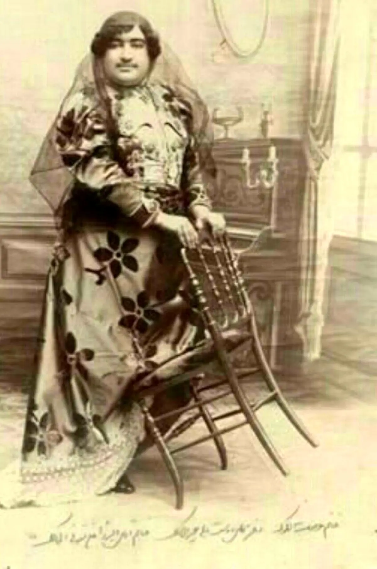 تصویری جالب از تیپ و ژست "عصمت الملوك" نوه دختری ناصر الدين شاه