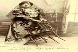 تصویری جالب از تیپ و ژست "عصمت الملوك" نوه دختری ناصر الدين شاه