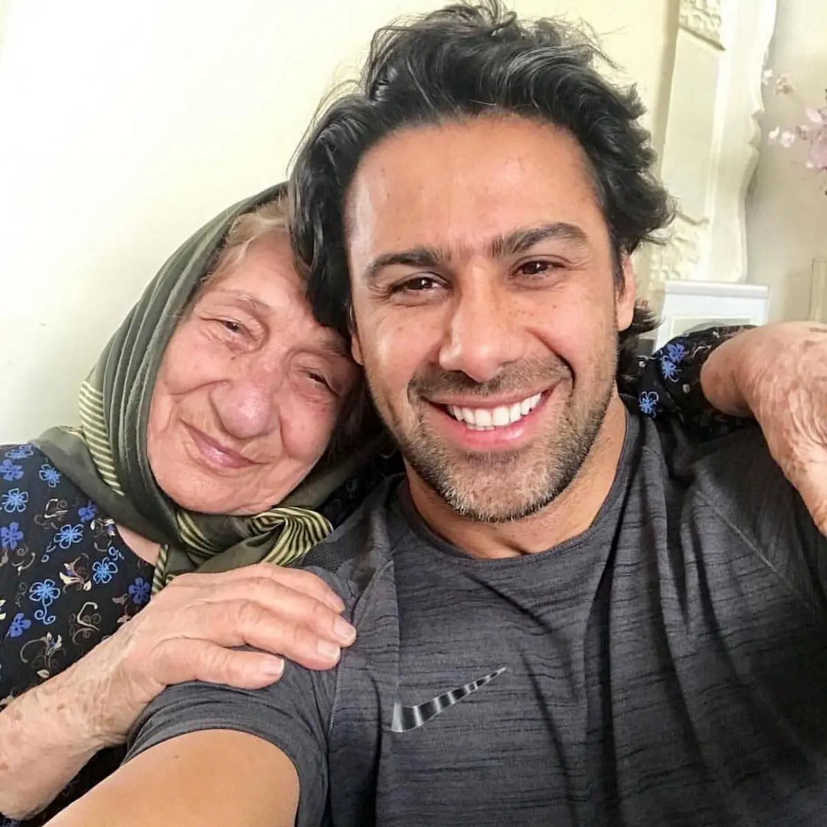 سلفى فرهاد مجيدى در كنار مادر بزرگش/عکس