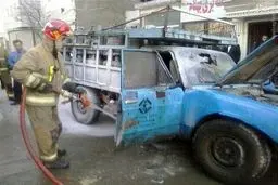 عکس/ آتش سوزی وانت حامل سیلندر گاز