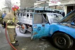 عکس/ آتش سوزی وانت حامل سیلندر گاز