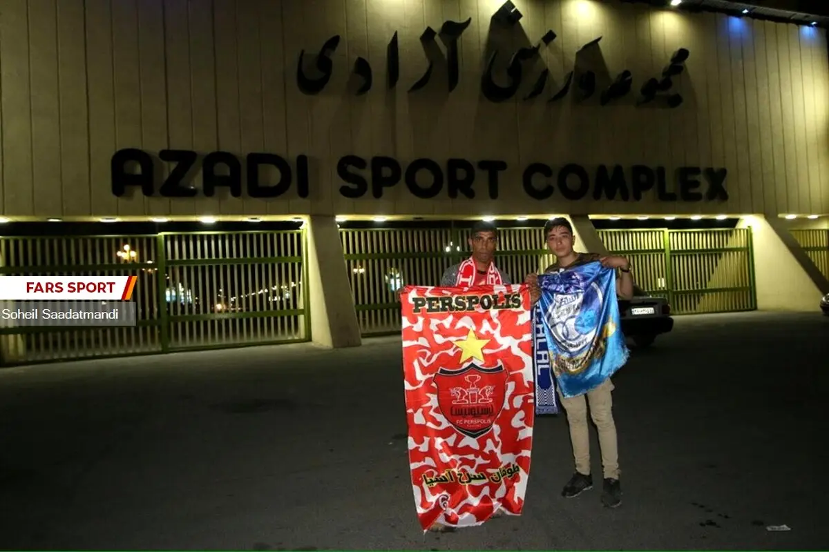 تب و تاب هواداران در شب قبل از دربی جلو استادیوم آزادی/تصاویر
