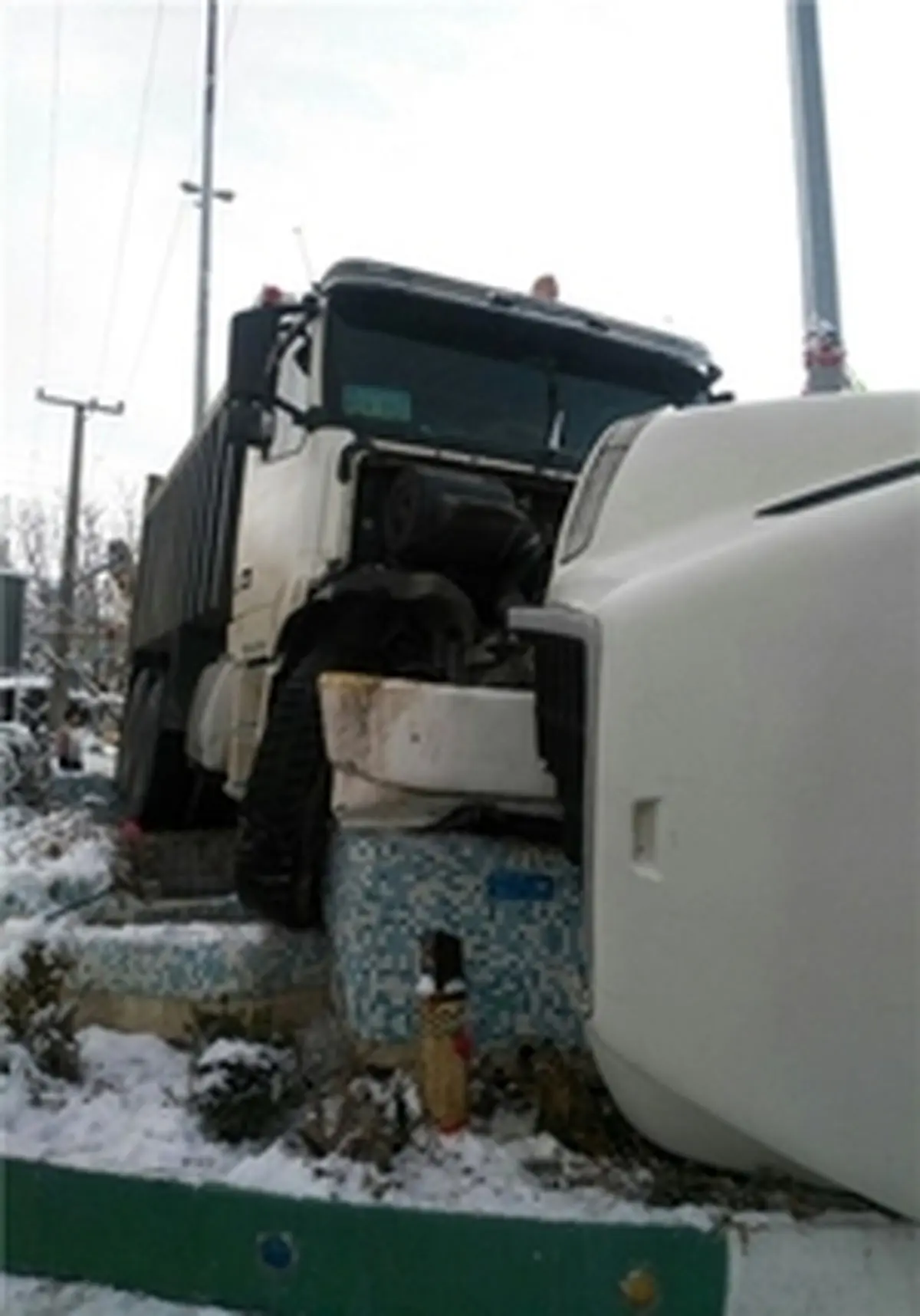 کامیونی که با کله وارد میدان شد/عکس