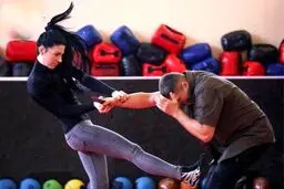 دختری که مربی دفاع شخصی مردان است! عکس