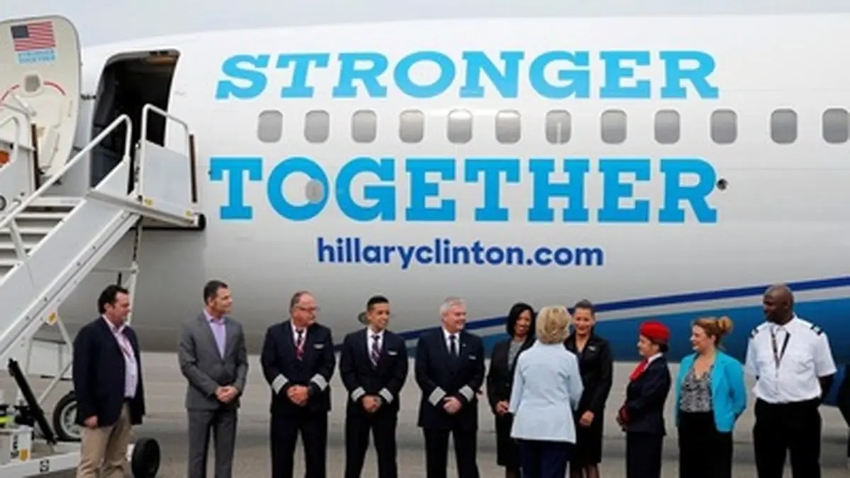 ترامپ و کلینتون در کنار هواپیماهای تبلیغاتیشان!/تصاویر