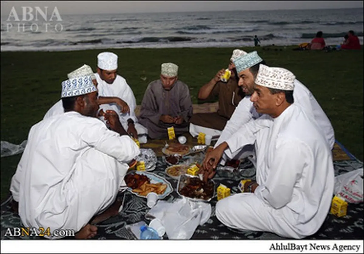 تصاویر زیبا از افطار در ساحل دریای عمان