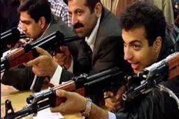 عادل فردوسی پور در حال تیراندازی با کلاشینکف/عکس