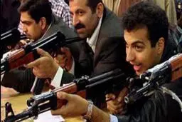 عادل فردوسی پور در حال تیراندازی با کلاشینکف/عکس