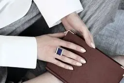 تعبیه گوشی هوشمند روی یک انگشتر +عکس