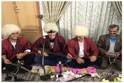 ستاره تیم ملی با لباس تركمنى، مشغول زدن ساز دوتار!/عکس