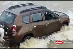 نجات خودروی محاصره شده در رودخانه + ویدئو