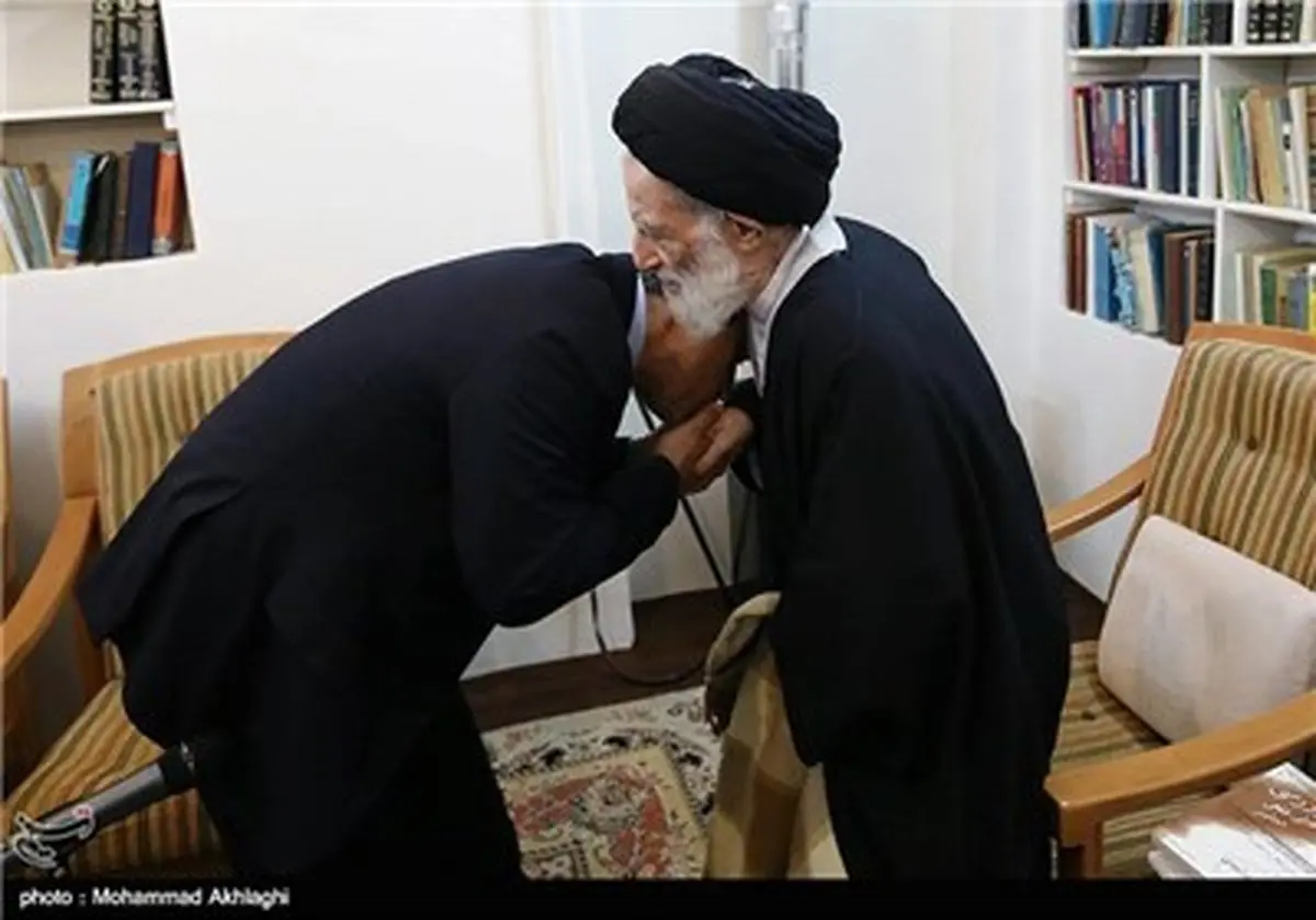 بوسه وزیر بر دستان مرجع تقلید/ عکس