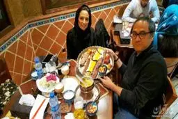 رامبد جوان و همسرش درحال خوردن کباب