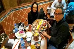 رامبد جوان و همسرش درحال خوردن کباب